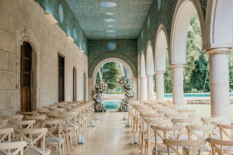 Altar con semi arco de flores