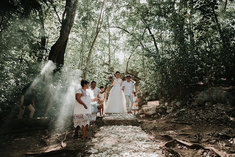 Novia entrando al cenote