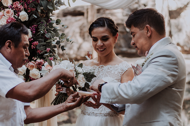 Novia y novio en cenote 