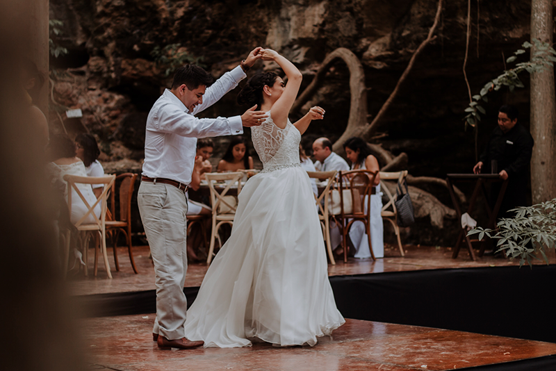 Baile de los novios en cenote X’batun