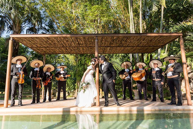 Mariachis in wedding in yucatan