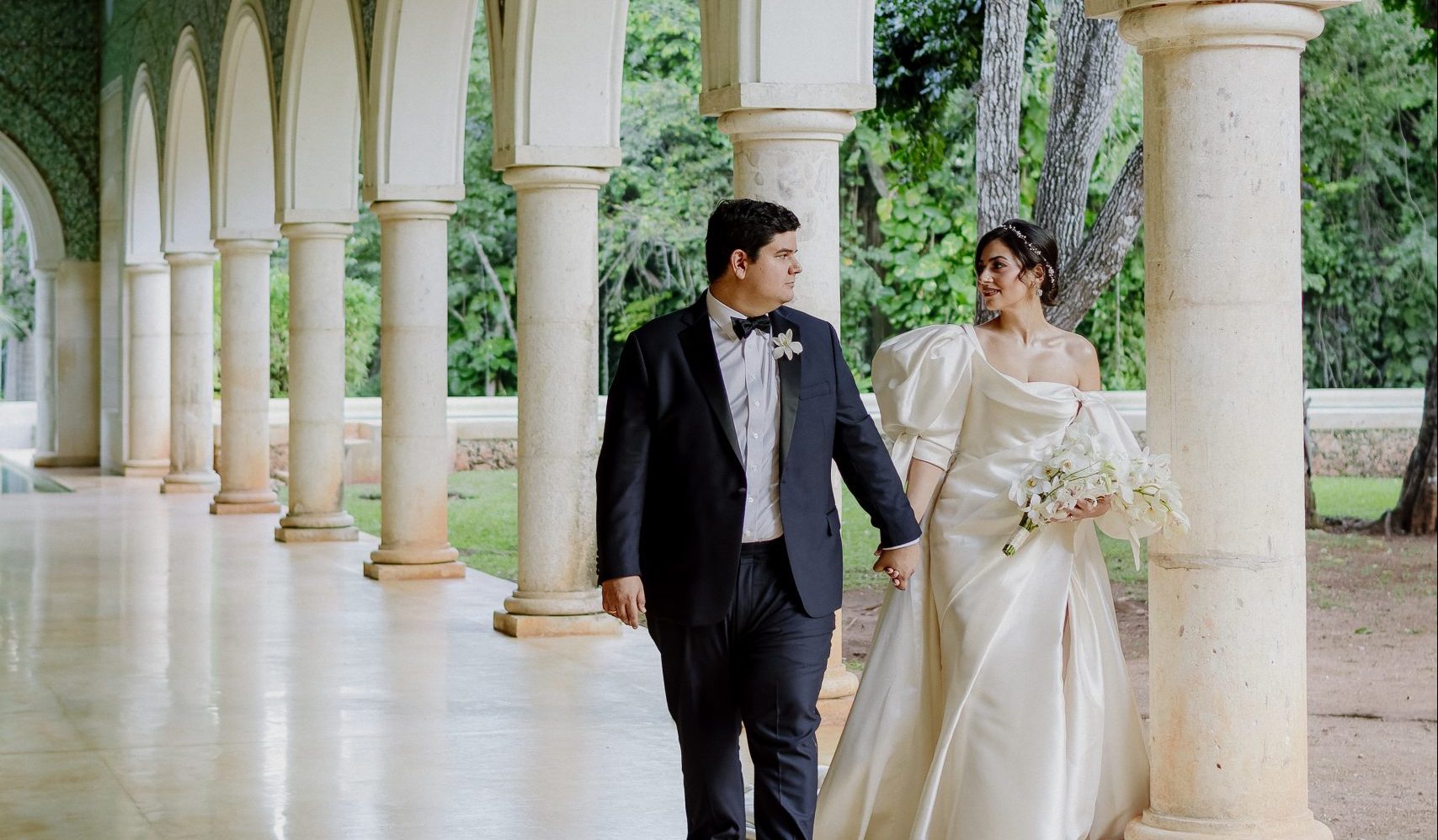 Elegant wedding party at Hacienda Tekik de Regil: Grecia and Luis